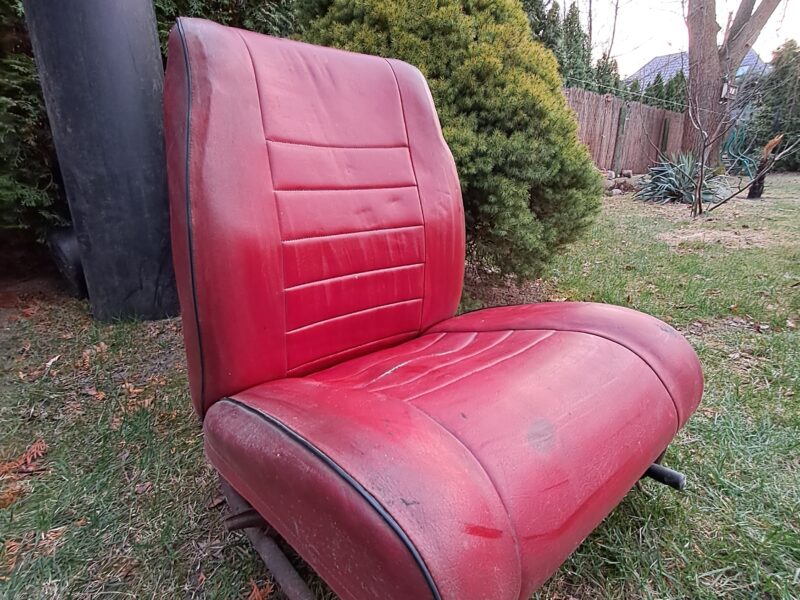 Fotel do Syrenki – czerwony, z pęknięciami