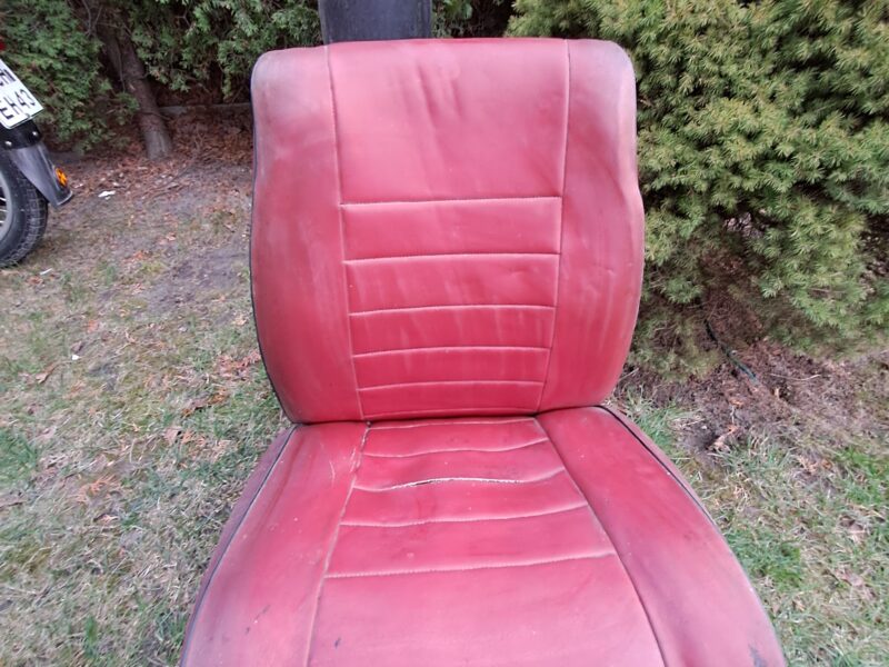 Fotel do Syrenki – czerwony, z pęknięciami