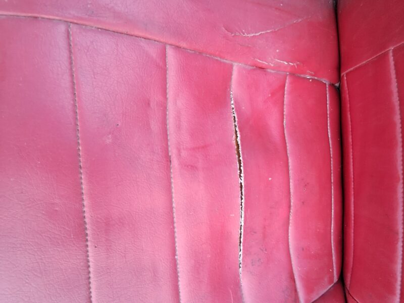 Fotel do Syrenki – czerwony, z pęknięciami