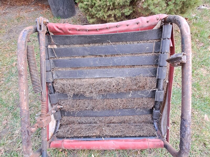 Fotel do Syrenki – czerwony, z pęknięciami