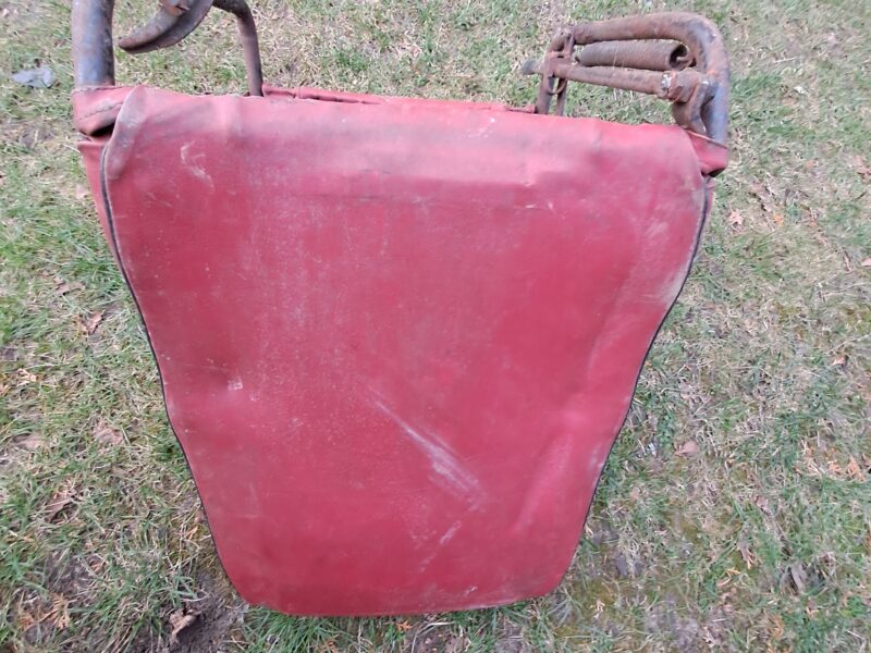 Fotel do Syrenki – czerwony, z pęknięciami