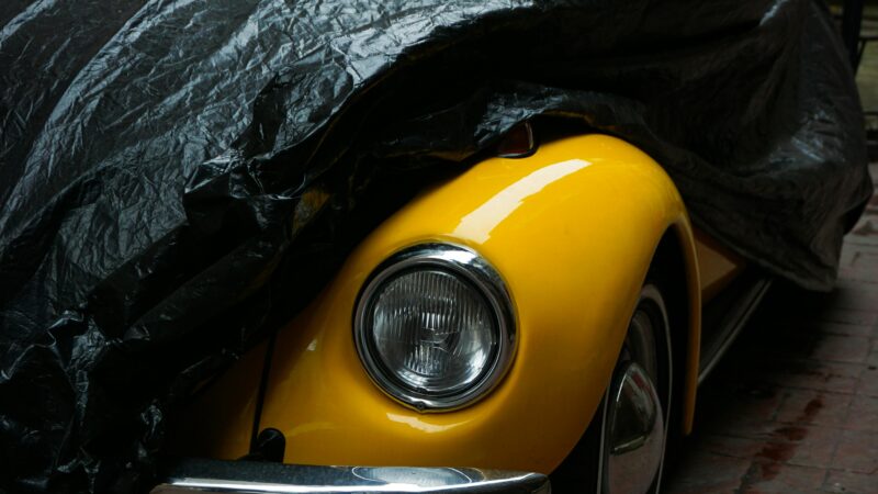 Żółty zabytkowy samochód