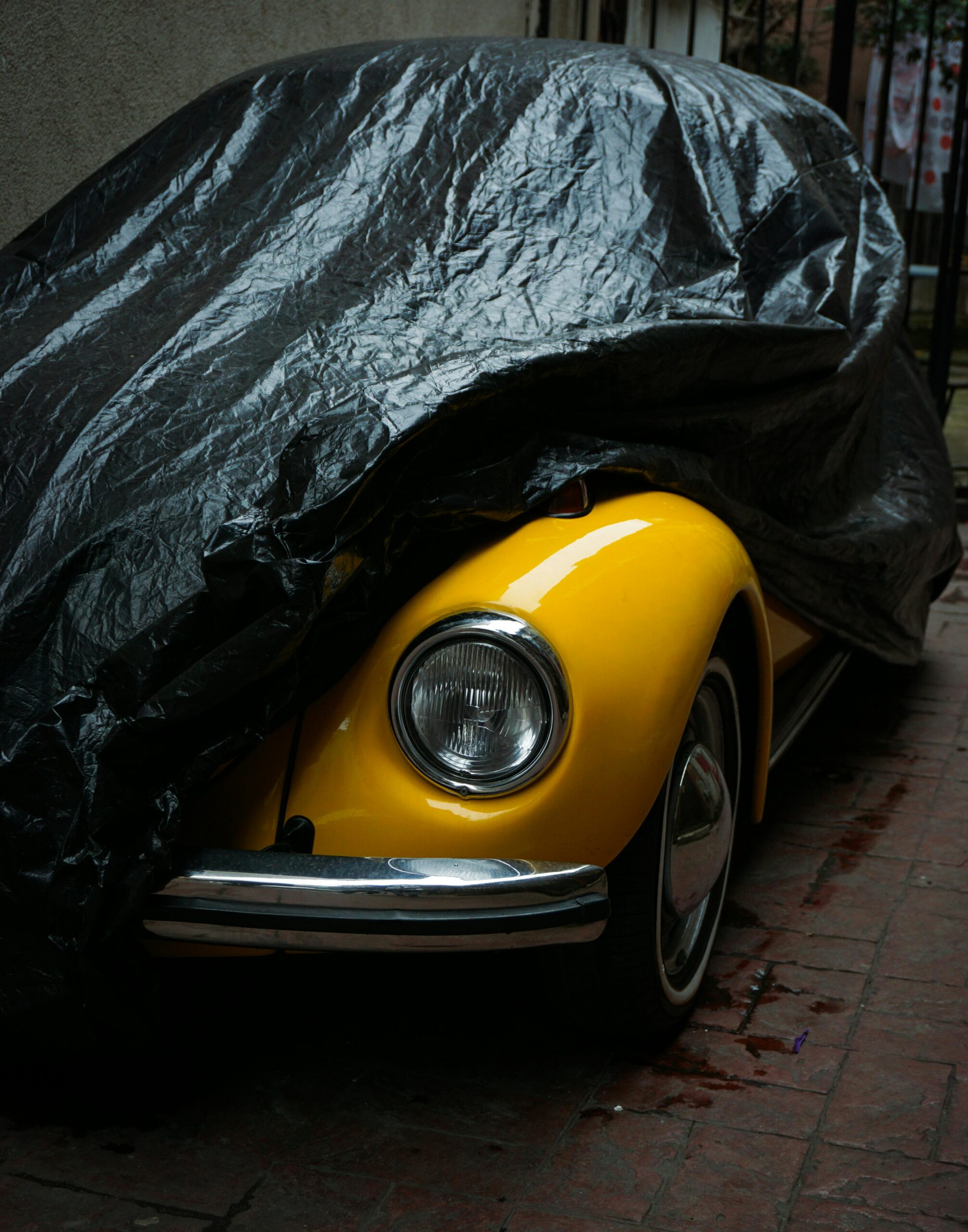 Żółty zabytkowy samochód