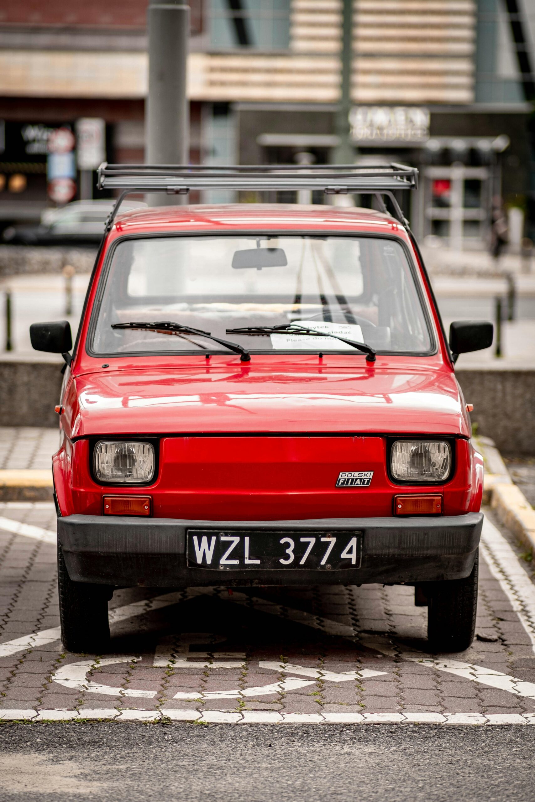 czerwony maluch fiat 126p