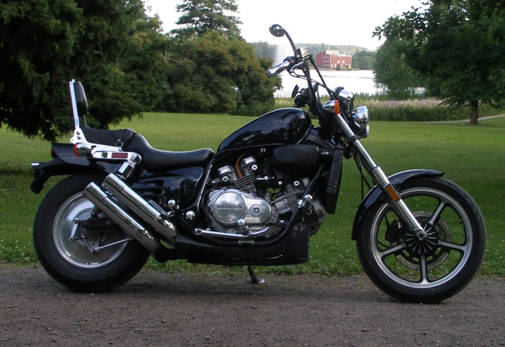 Honda Super Magna 750 z 1987 roku – widok z boku, model eksportowy do Kanady, cruiser z silnikiem V4 i podwójnym wydechem.