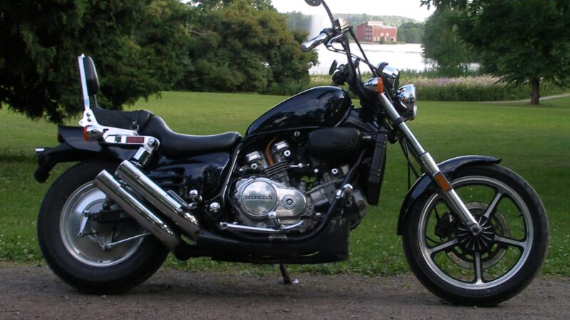 Honda Super Magna 750 z 1987 roku – widok z boku, model eksportowy do Kanady, cruiser z silnikiem V4 i podwójnym wydechem.