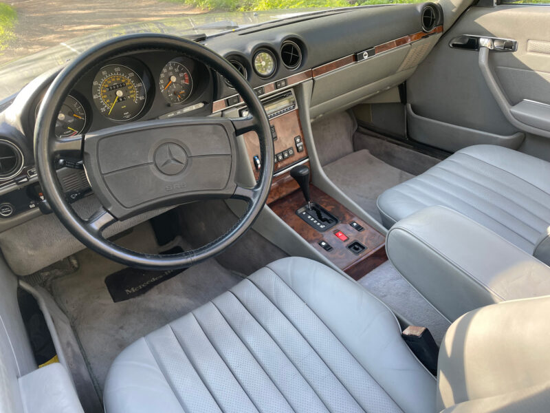 Mercedes-Benz 560 SL R107 – rok 1987 71tyś mil - 114tyś km.