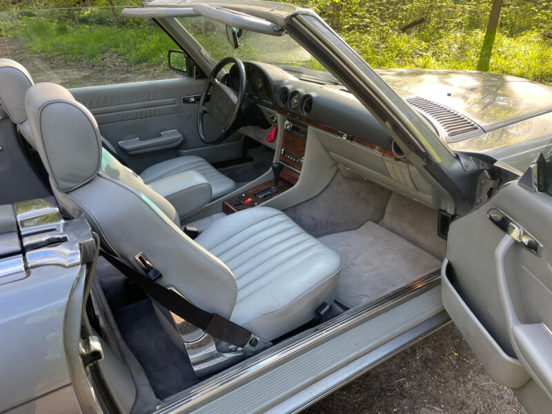 Mercedes-Benz 560 SL R107 – rok 1987 71tyś mil - 114tyś km.