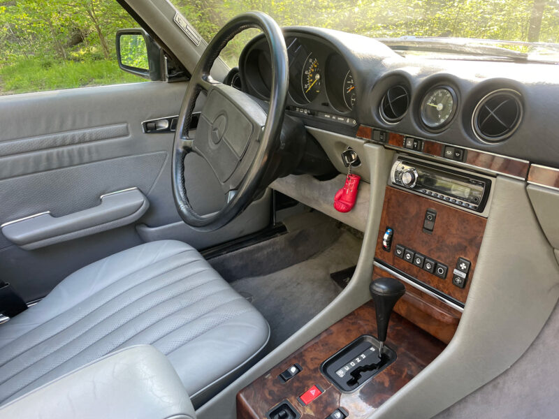 Mercedes-Benz 560 SL R107 – rok 1987 71tyś mil - 114tyś km.
