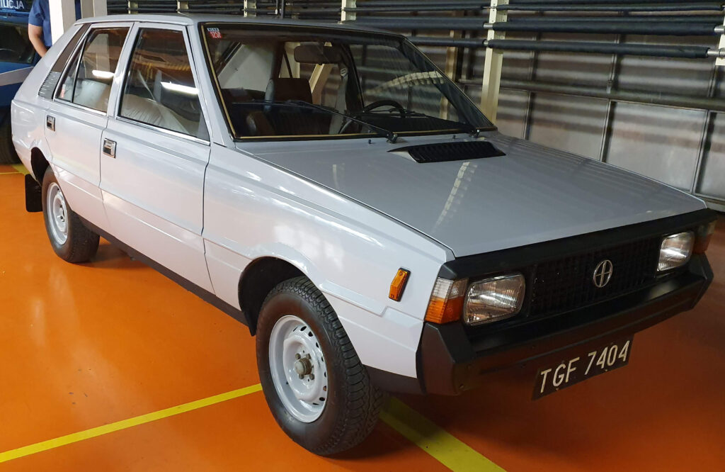 FSO Polonez MR’83 w wersji C zubożonej, biały sedan z czarnym grillem, klasyk PRL