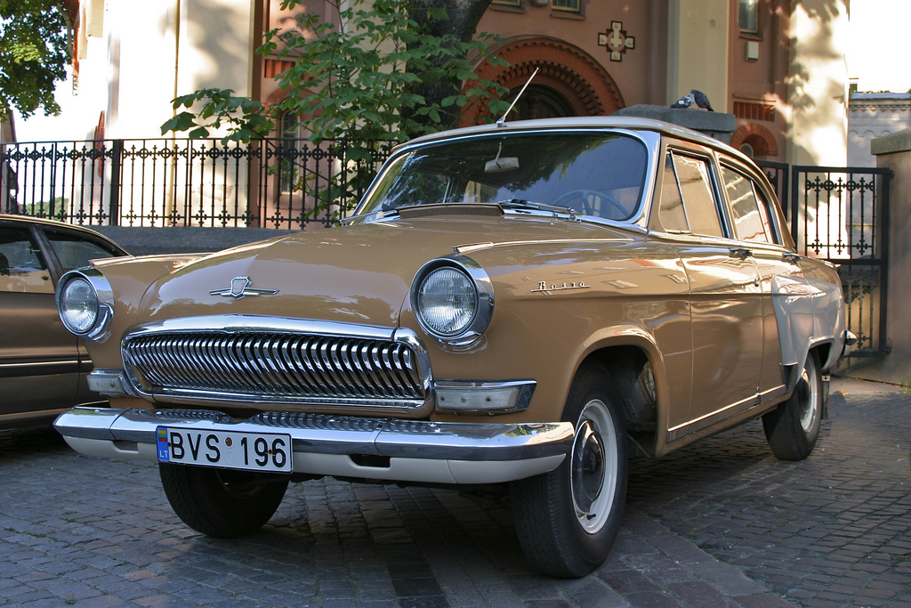GAZ-21 Wołga trzeciej serii w kolorze beżowym, klasyczny radziecki sedan z lat 50. i 60.