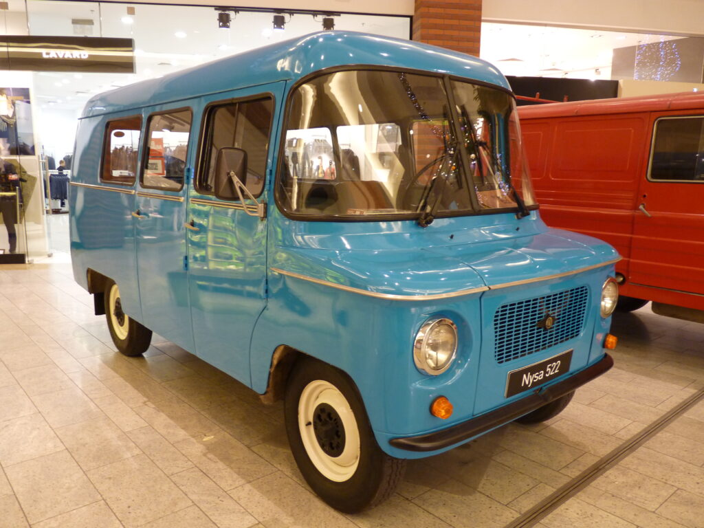 Nysa 522T w kolorze niebieskim, klasyczny polski samochód dostawczy na wystawie w centrum handlowym