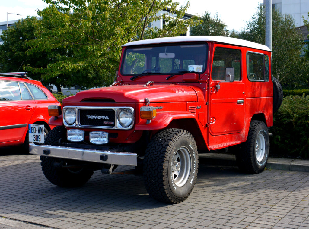 Toyota Land Cruiser BJ41 J40 1980 – klasyczna terenówka 4x4 z silnikiem diesla, ikona japońskiej motoryzacji, legendarne nadwozie J40, zaparkowana na ulicy, doskonała do off-roadu.