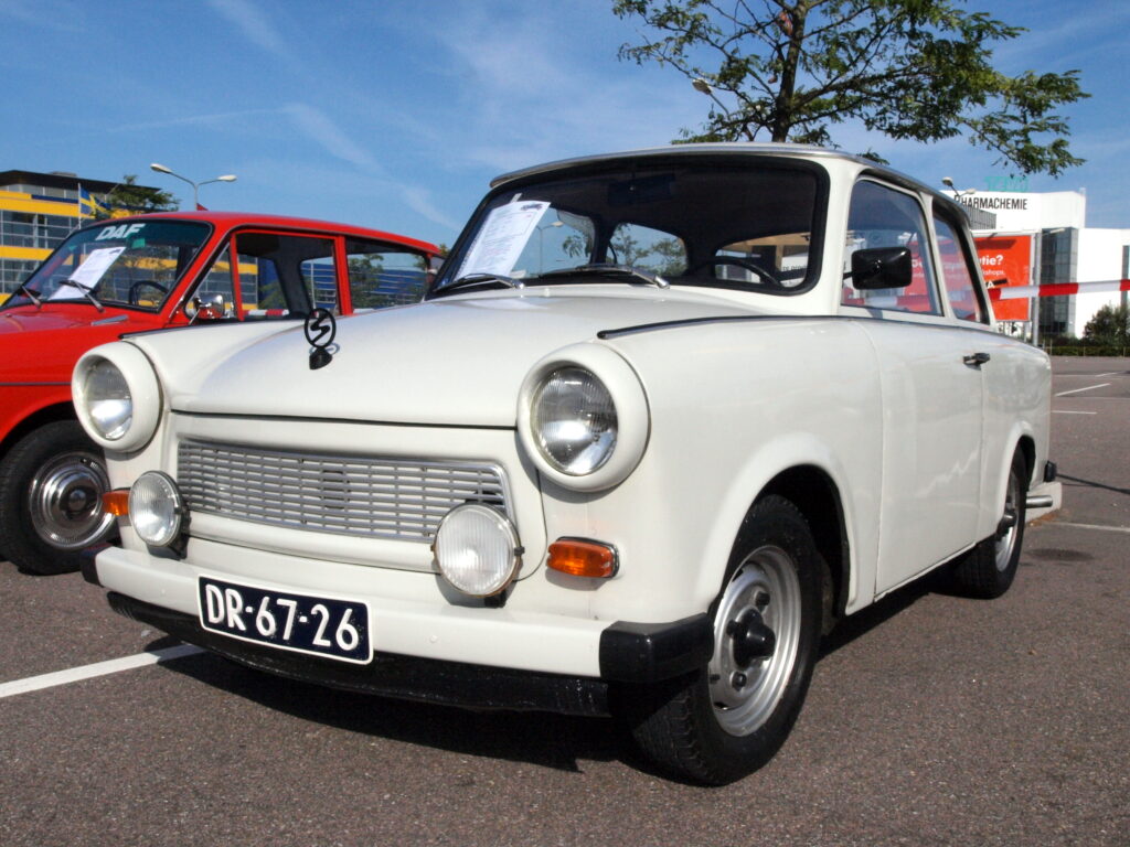Trabant 601 w kolorze białym, klasyczny samochód NRD z charakterystycznym grillem i reflektorami