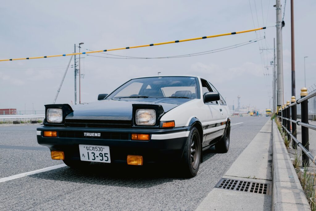 Toyota AE86 Sprinter Trueno kouki z podnoszonymi światłami, klasyczne japońskie coupé z napędem na tył, ikona driftingu i JDM lat 80.