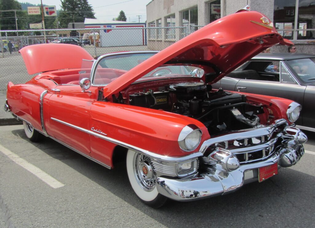 Cadillac Eldorado 1953 w kolorze czerwonym, z otwartą maską – pierwszy model luksusowej serii Cadillaca.