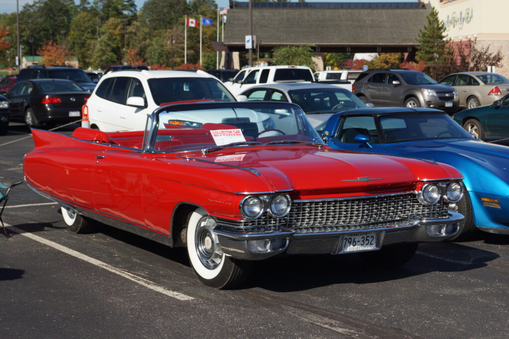 Cadillac Eldorado Convertible 1960 w czerwonym kolorze – klasyczny amerykański kabriolet z wygładzonymi płetwami.