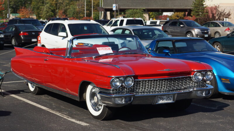 Cadillac Eldorado Convertible 1960 w czerwonym kolorze – klasyczny amerykański kabriolet z wygładzonymi płetwami.