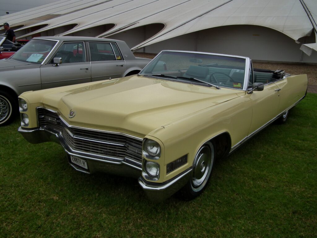 Cadillac Eldorado Convertible z 1966 roku w kremowym kolorze, prezentowany na wystawie klasycznych samochodów – ostatni klasyczny model z napędem na tył.