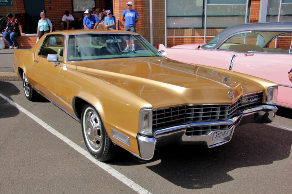 Cadillac Eldorado 1968 – rewolucyjny przednionapędowy luksusowy coupe w złotym kolorze