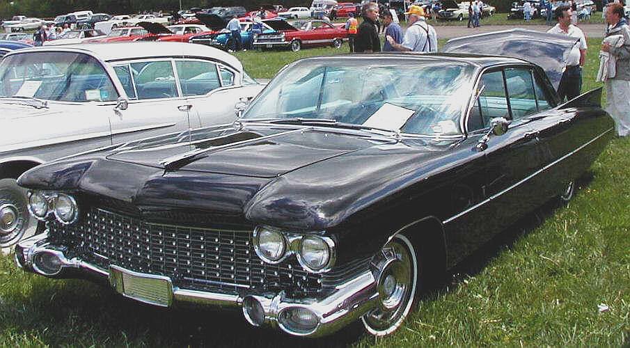 Cadillac Fleetwood Brougham z 1959 roku – przykład kultowego designu z ogromnymi płetwami i chromem.