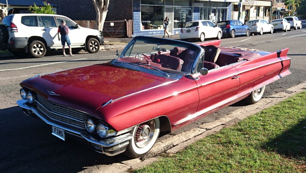Cadillac Eldorado Convertible 1961 – klasyczny amerykański kabriolet w bordowym kolorze, z eleganckimi liniami i płetwami.