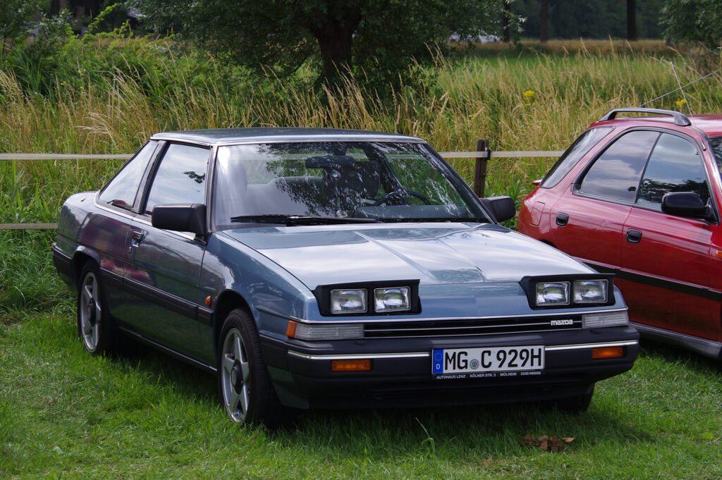 Mazda 929 Coupé GLX trzeciej generacji (HC), klasyczne japońskie coupé z lat 80., widok z przodu, kolor niebieskoszary
