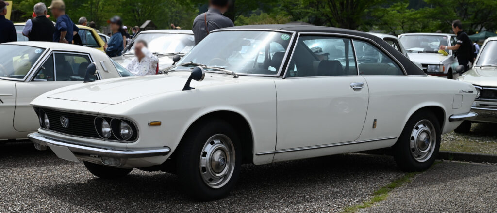 Mazda Luce Rotary Coupé Super Deluxe w kolorze białym, klasyczne japońskie coupé z lat 70., widok z boku, wystawa zabytkowych samochodów