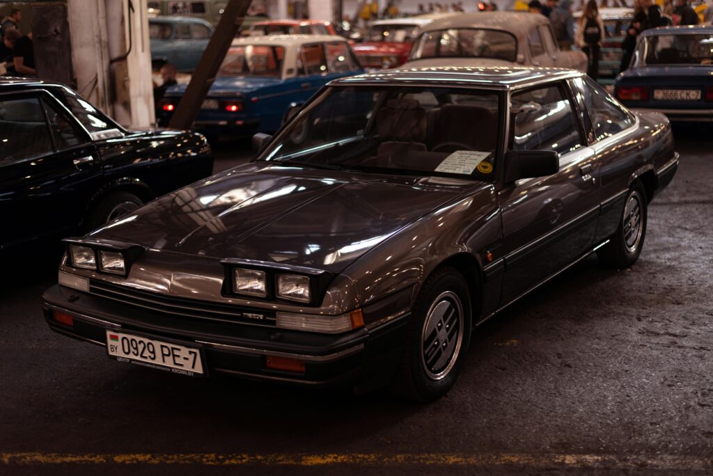 Mazda 929 Coupé HC w hali wystawowej, widok z przodu na klasycznym zlocie samochodów