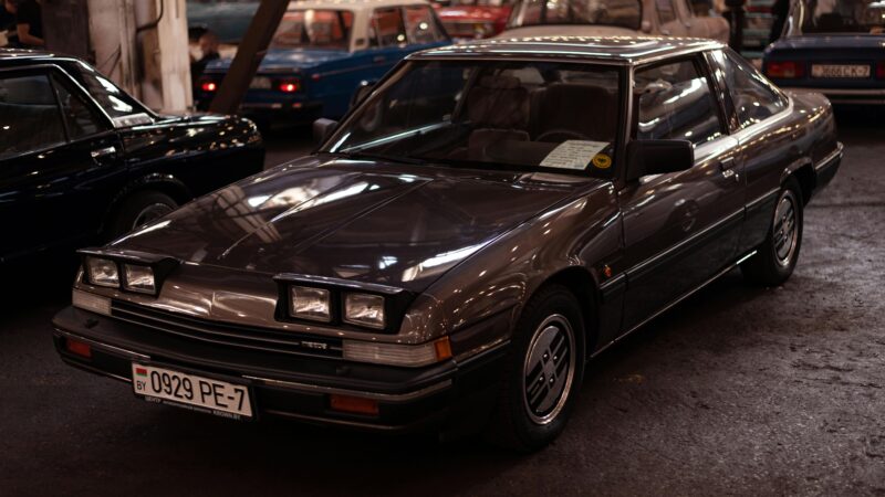 Mazda 929 Coupé HC w hali wystawowej, widok z przodu na klasycznym zlocie samochodów