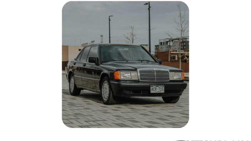 Mercedes W201 (190E) na tle miejskiej przestrzeni – grafika promująca artykuł o kosztach utrzymania klasycznego auta na retricars.com