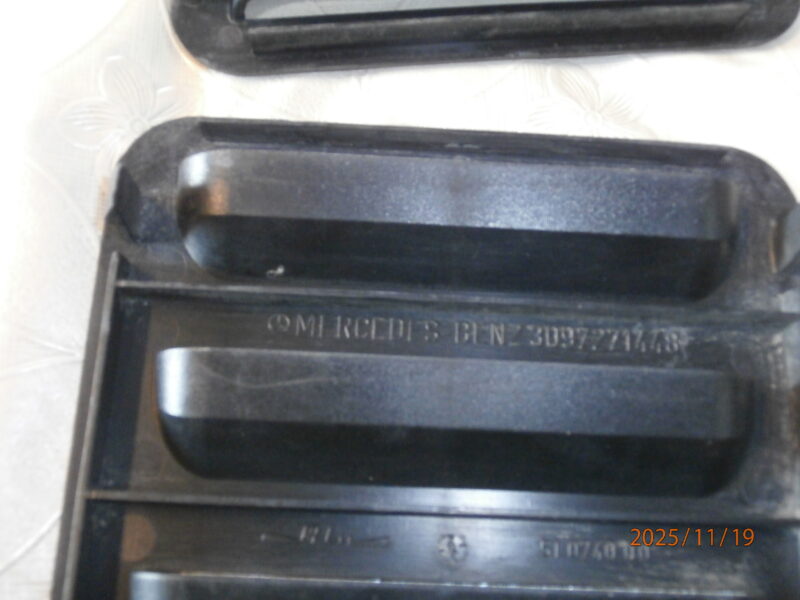 Wywietrzniki drzwi tylnych Mercedes furgon 508,608,407