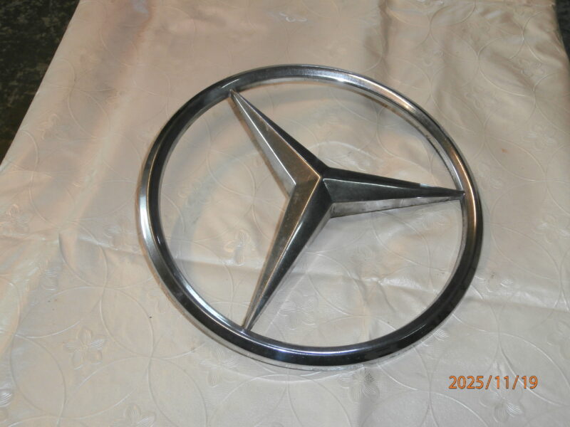 Gwiazda Mercedes 406,508.