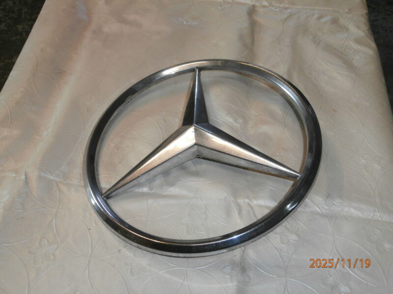 Gwiazda Mercedes 406,508.