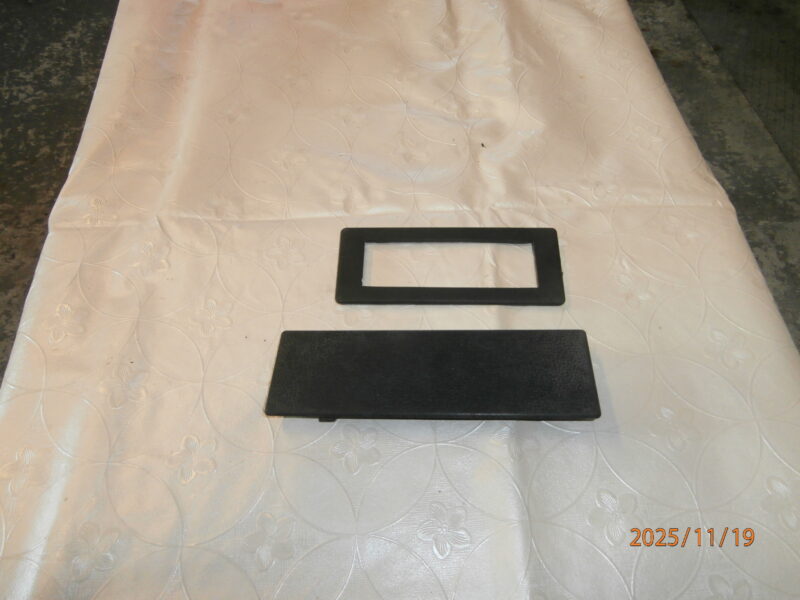 Zaślepki na radio Mercedes 508,608,407