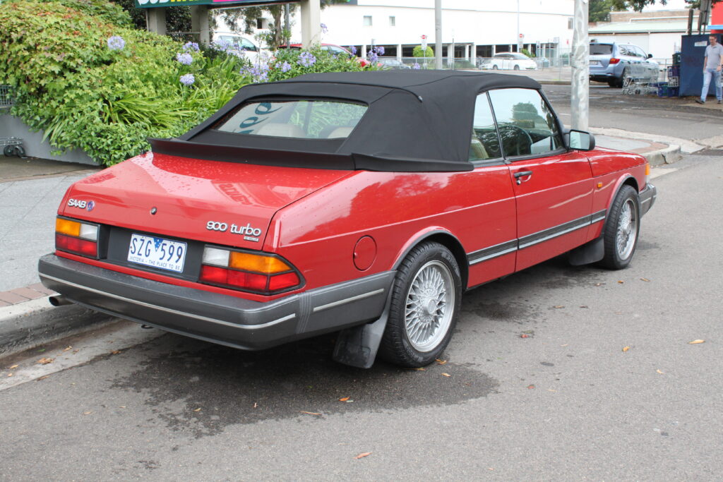 Saab 900 Turbo Cabrio zaparkowany przy ulicy