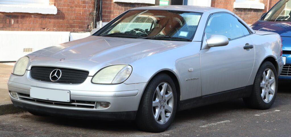 Mercedes-Benz SLK pierwszej generacji zaparkowany przy ulicy