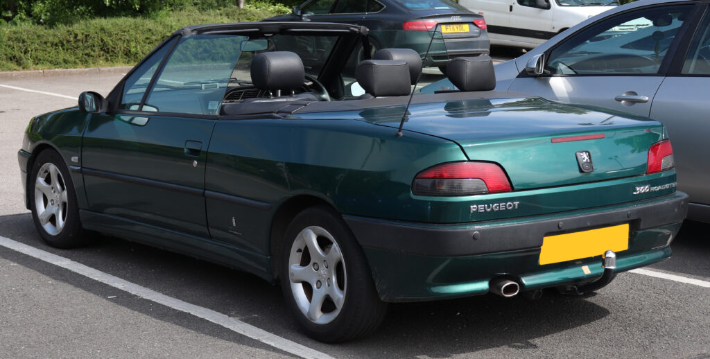 Peugeot 306 Cabriolet zaparkowany na parkingu