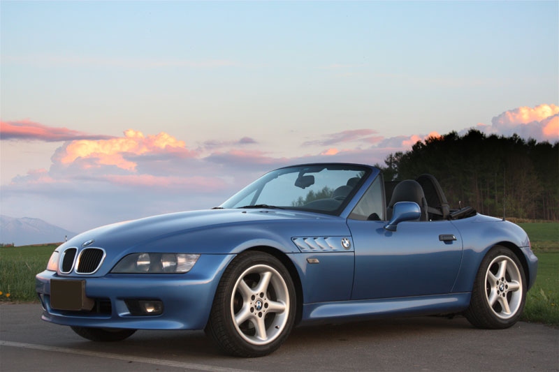 BMW Z3 roadster zaparkowane na drodze o zachodzie słońca