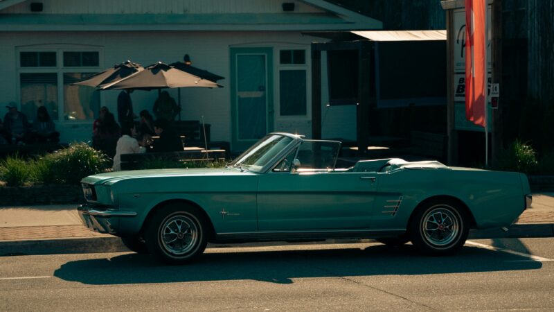 Klasyczny amerykański kabriolet zaparkowany na ulicy przed kawiarnią