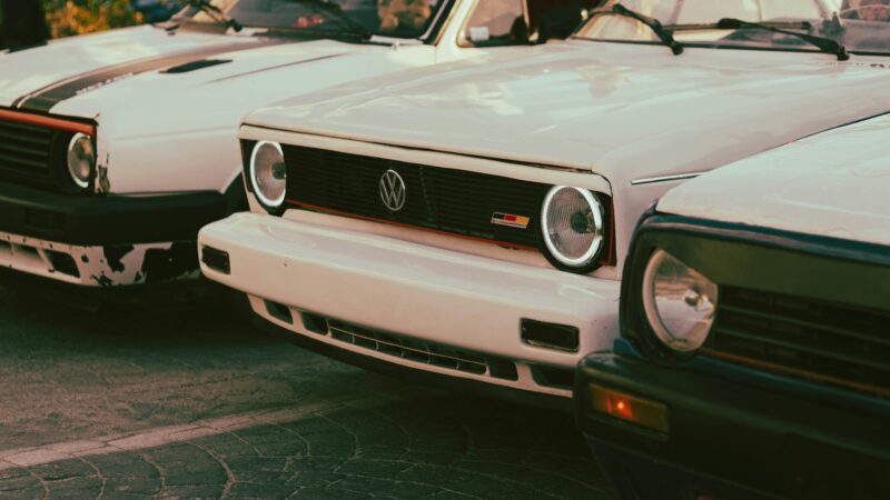 Volkswagen Golf Mk1 Cabrio zaparkowany obok innych klasycznych samochodów