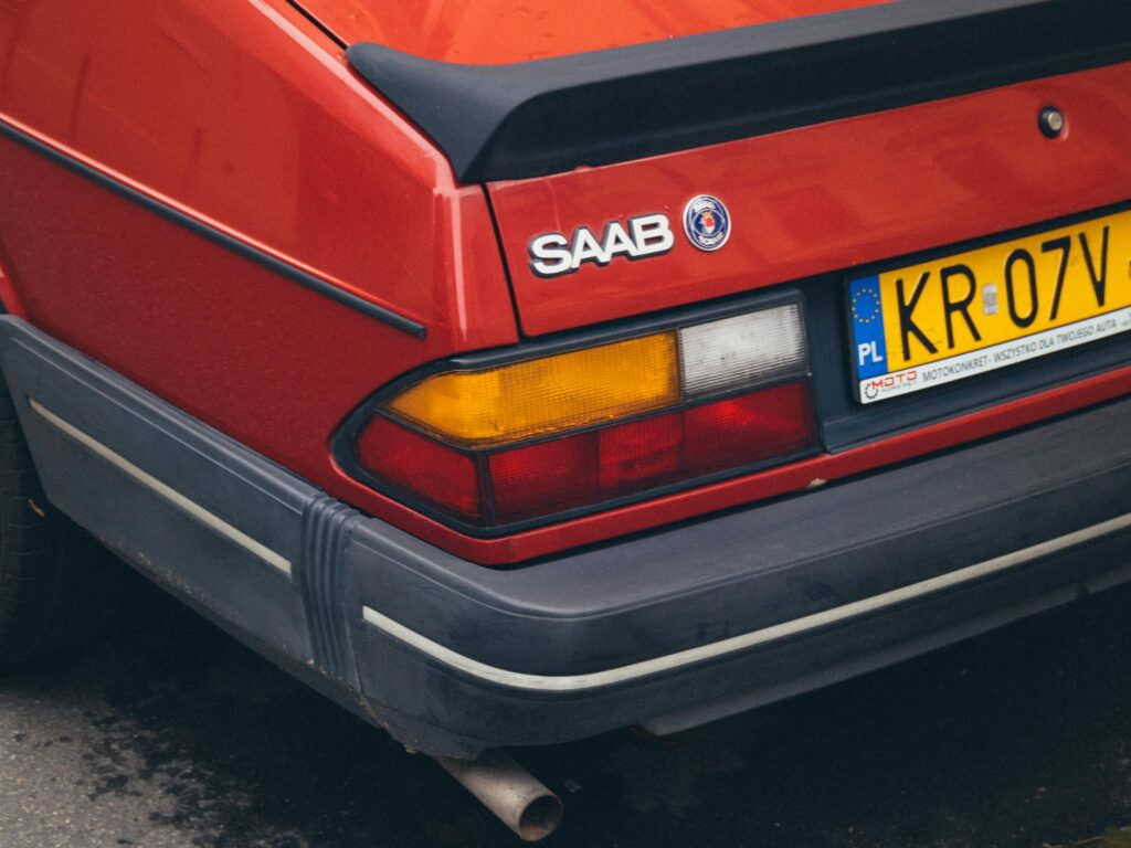 Saab klasyczny samochod z zoltymi tablicami rejestracyjnymi pojazdu zabytkowego