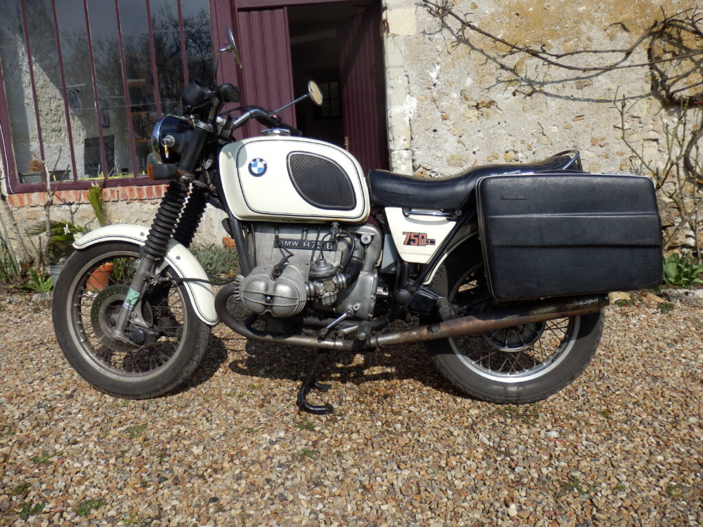 BMW R75/6 klasyczny motocykl z lat 70 bok widok biały z kufrem