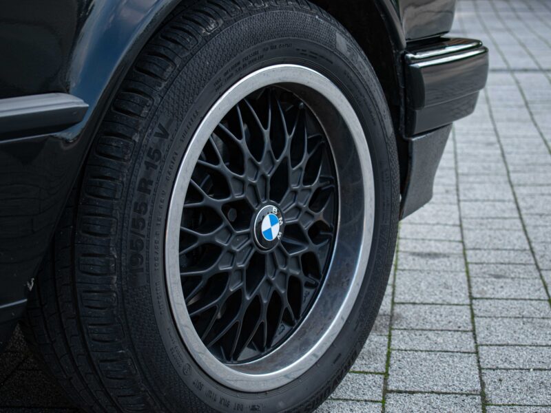 bmw e30 320i